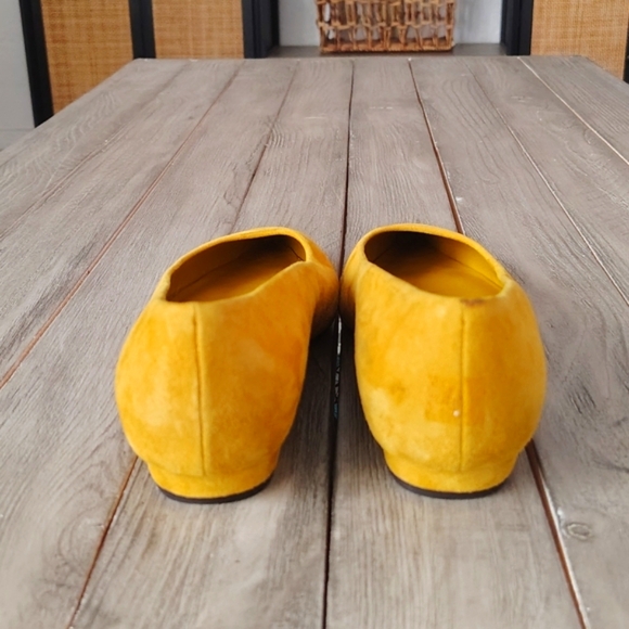 Good American The Statement Flat in Mustard Yellow Suede 5½ - Picture 10 of 13